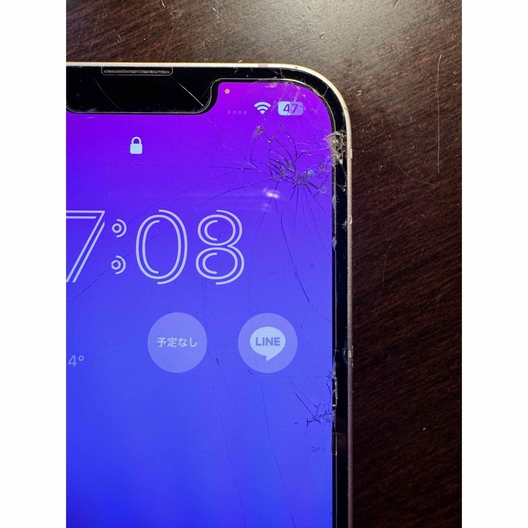 iPhone(アイフォーン)のiPhone13 本体　画面上部割れ、本体動作良好 スマホ/家電/カメラのスマートフォン/携帯電話(スマートフォン本体)の商品写真