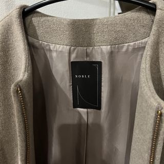 【極美品】Noble カシミヤ混　ノーカラーコート　ゴールドジップ　グレージュS