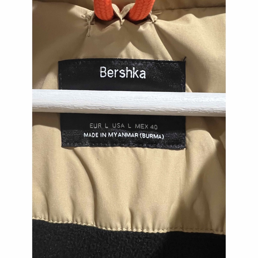 Bershka(ベルシュカ)のダウンジャケット　ベージュ L メンズのジャケット/アウター(ダウンジャケット)の商品写真