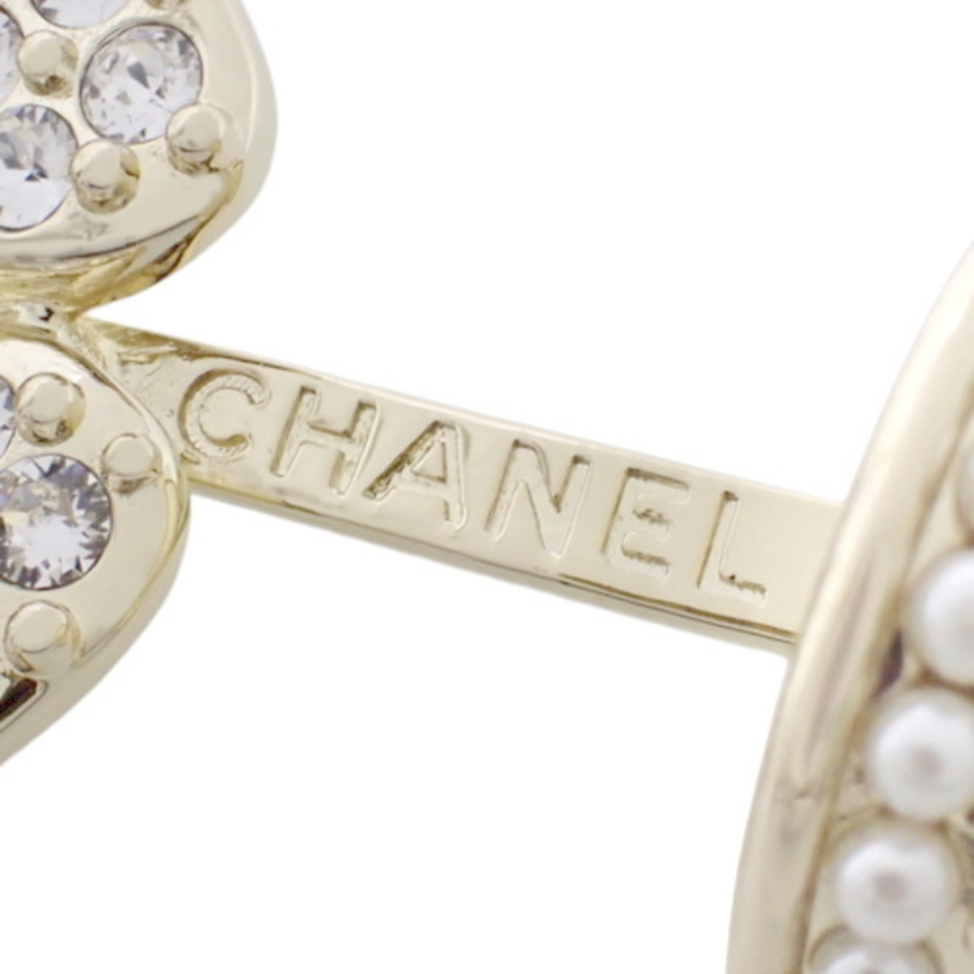 CHANEL(シャネル)のCHANEL(シャネル) パールネックレス ネックレス アクセサリー 花モチーフ メタル(ＧＰ) フェイクパール シャンパンゴールド 金 B23S刻印 レディース 40601104415【中古】【アラモード】 レディースのアクセサリー(ネックレス)の商品写真