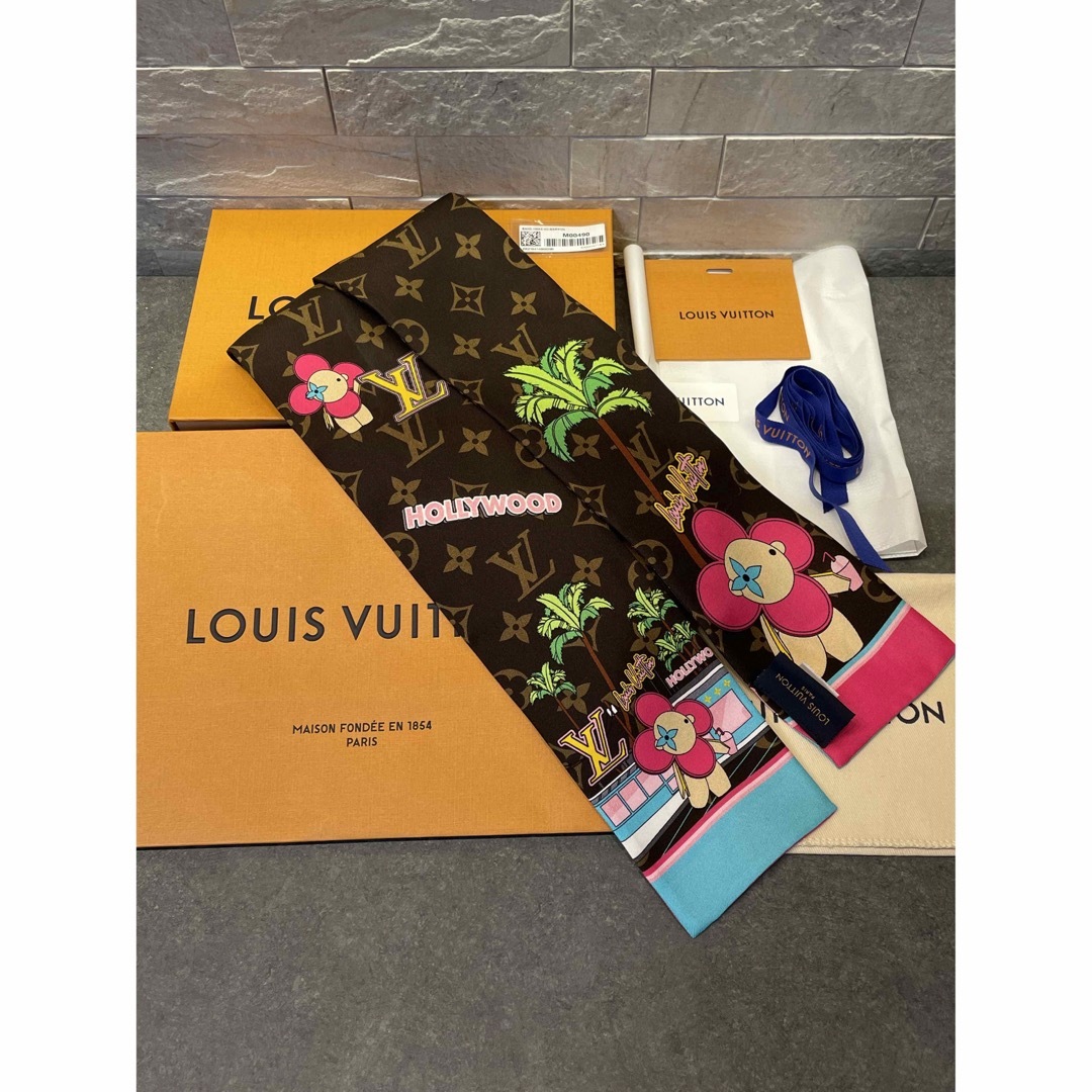 LOUIS VUITTON(ルイヴィトン)のルイヴィトン　バンドー クリスマス 限定 ヴィヴィエンヌ スカーフ M00490 レディースのファッション小物(バンダナ/スカーフ)の商品写真