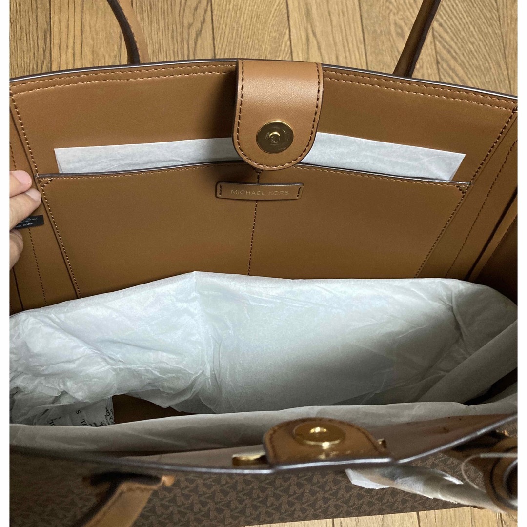 Michael Kors(マイケルコース)の新品・未使用　ラージサイズ　マイケルコース　トートバック レディースのバッグ(トートバッグ)の商品写真