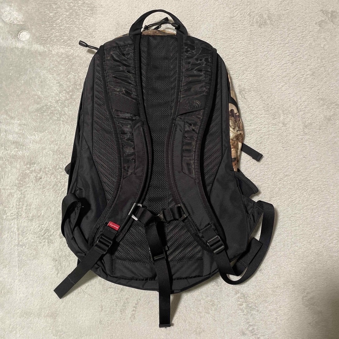 Supreme(シュプリーム)のSupreme THE NORTH  BACKPACK "Leaves" メンズのバッグ(バッグパック/リュック)の商品写真