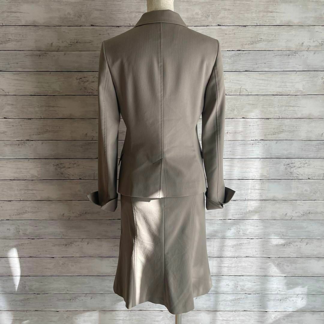 UNTITLED(アンタイトル)の美品　アンタイトル　スカートスーツ　セットアップ　グレージュ　2　1 レディースのフォーマル/ドレス(スーツ)の商品写真