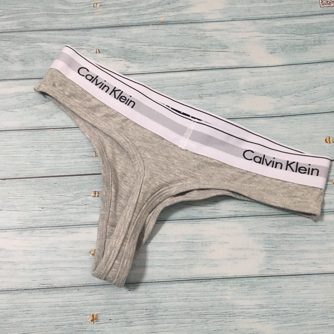 ck Calvin Klein(シーケーカルバンクライン)の新品 カルバンクライン　レディース　ブラ&Tバック　グレー　Sサイズ レディースの下着/アンダーウェア(ブラ&ショーツセット)の商品写真