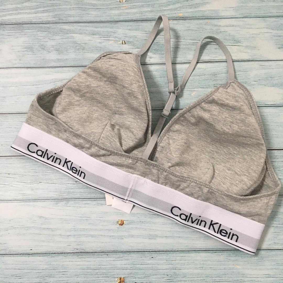 ck Calvin Klein(シーケーカルバンクライン)の新品 カルバンクライン　レディース　ブラ&Tバック　グレー　Sサイズ レディースの下着/アンダーウェア(ブラ&ショーツセット)の商品写真