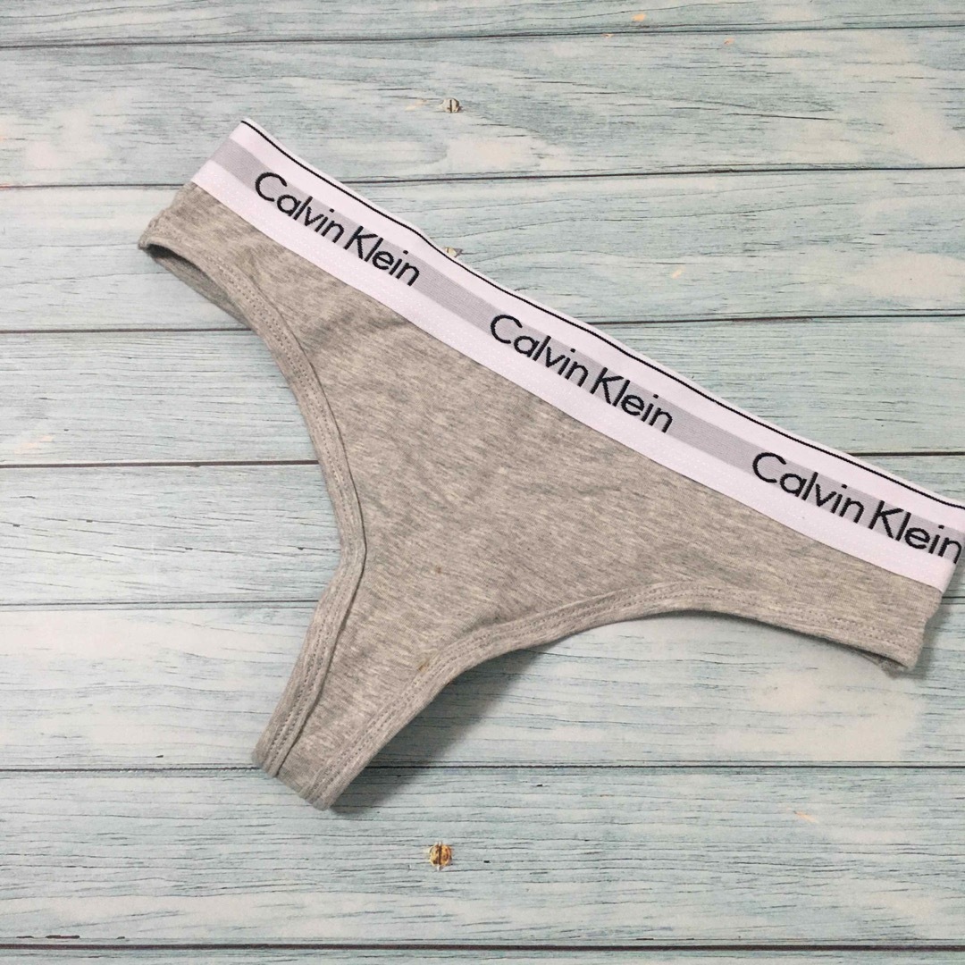 ck Calvin Klein(シーケーカルバンクライン)の新品 カルバンクライン　レディース　ブラ&Tバック　グレー　Sサイズ レディースの下着/アンダーウェア(ブラ&ショーツセット)の商品写真