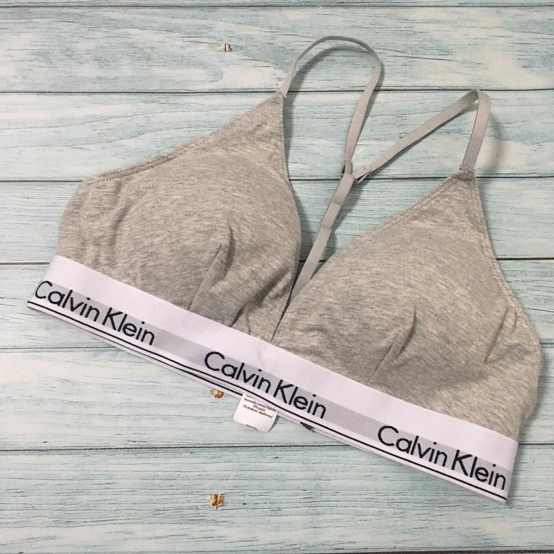 ck Calvin Klein(シーケーカルバンクライン)の新品 カルバンクライン　レディース　ブラ&Tバック　グレー　Sサイズ レディースの下着/アンダーウェア(ブラ&ショーツセット)の商品写真