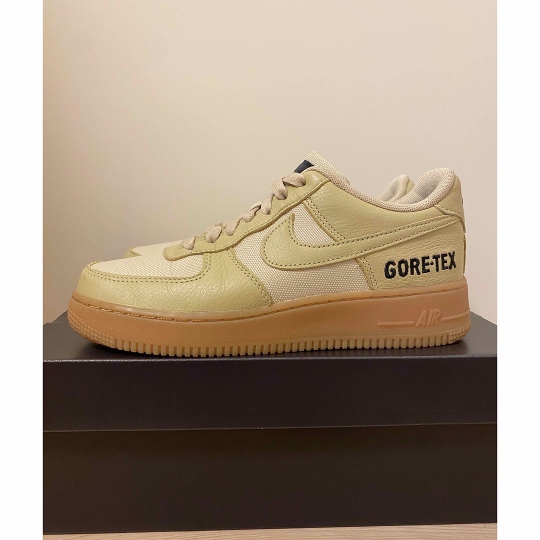 NIKE(ナイキ)の【完売品】NIKE AIR FORCE 1 GORE-TEX／GOLD レディースの靴/シューズ(スニーカー)の商品写真