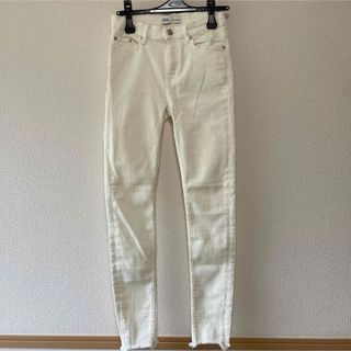 ザラ(ZARA)のZARA ホワイトスキニー(スキニーパンツ)