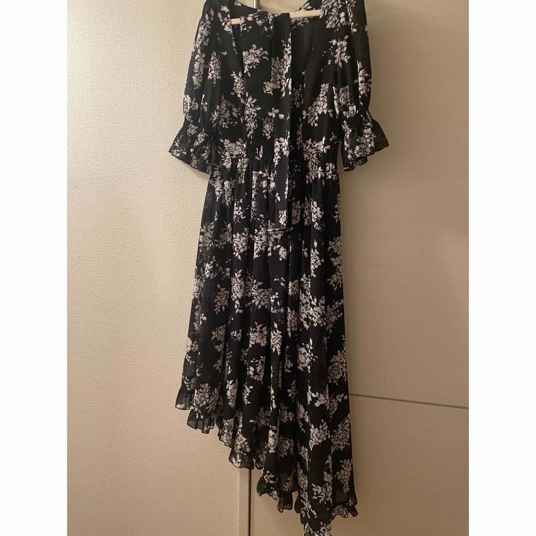 Her lip to(ハーリップトゥ)のHerlipto Asymmetrical Floral Dress レディースのワンピース(ひざ丈ワンピース)の商品写真