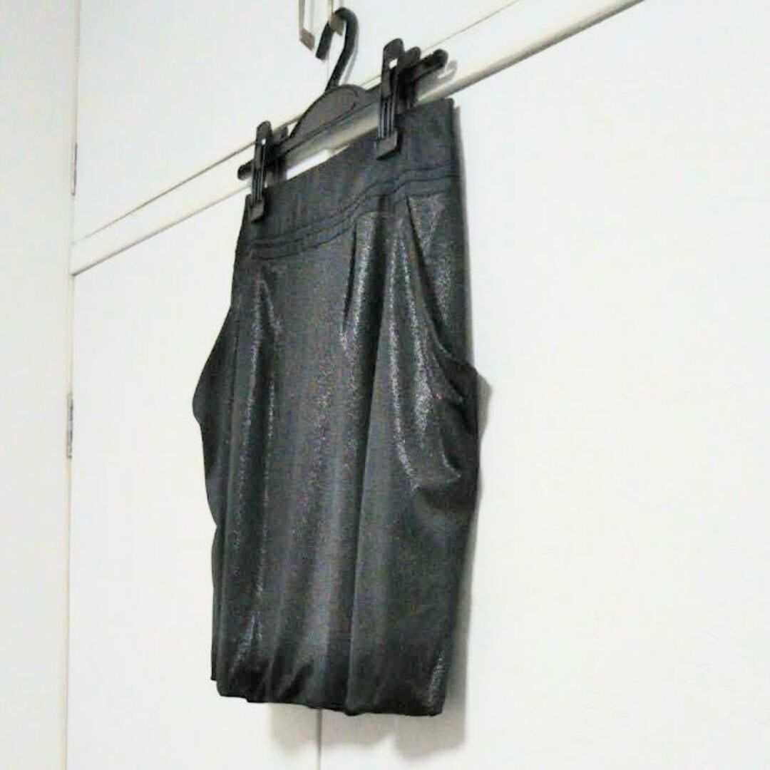 RU(アールユー)のru　アールユー　スカート　未使用　ブラック　ラメ　黒　ラメプリント　黒ラメ 丸 レディースのスカート(ひざ丈スカート)の商品写真