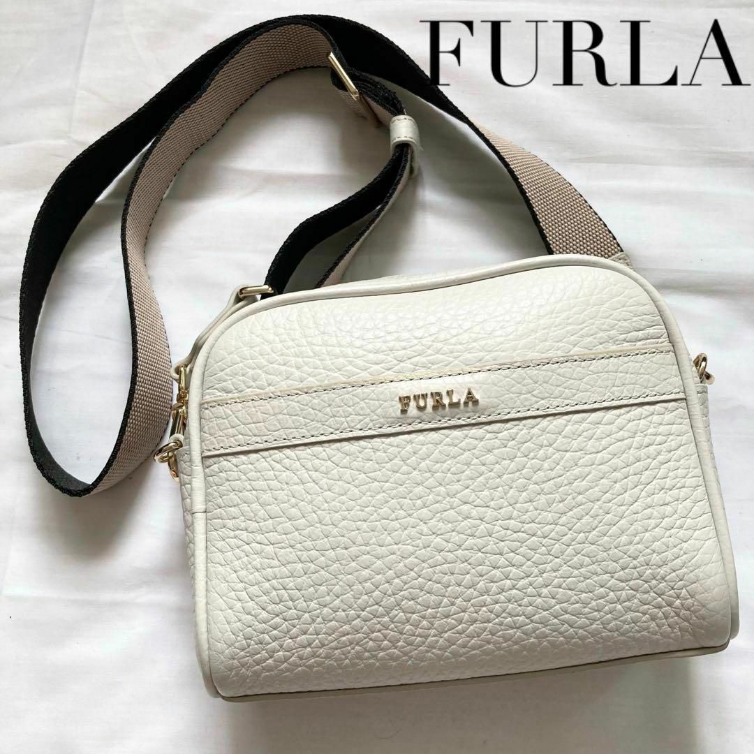 Furla(フルラ)の✨美品✨高級感　アヴリル　FURLA フルラ ショルダーバッグ　レザー　ホワイト レディースのバッグ(ショルダーバッグ)の商品写真