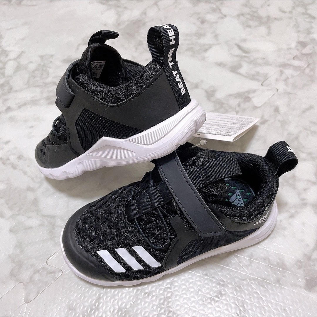 adidas(アディダス)の新品　タグ付き　adidas アディダス　スニーカー　キッズ　15cm 黒 キッズ/ベビー/マタニティのキッズ靴/シューズ(15cm~)(スニーカー)の商品写真