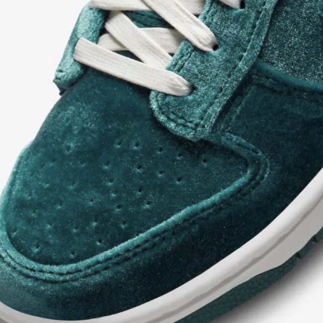 NIKE(ナイキ)のNike Dunk Low “Green Velvet/Atomic Teal“ レディースの靴/シューズ(スニーカー)の商品写真