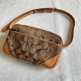 コーチ(COACH)のCOACH シグネチャー柄/ジャガード/本革　ベージュ/キャメル　ウエストポーチ(ボディバッグ/ウエストポーチ)