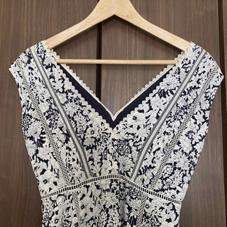 Lace Trimmed Floral Dress / navy S
