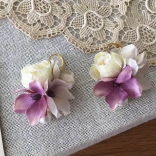 SALE☆フラワーピアス　ホワイトバラ&パープル紫陽花(ピアス)