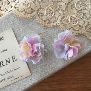 SALE☆ころころフラワーピアス　パステルカラー紫陽花(ピアス)