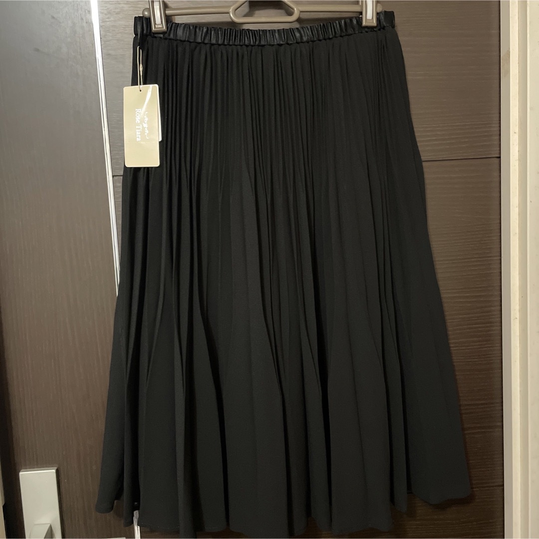 Rose Tiara(ローズティアラ)のローズティアラ　プリーツスカート　黒　新品未使用 レディースのスカート(ロングスカート)の商品写真