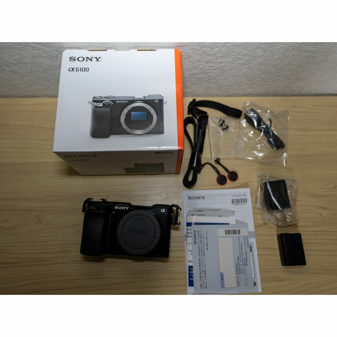 SONY(ソニー)のSONY α6100 ボディ + SmallRig コールドシューマウント スマホ/家電/カメラのカメラ(ミラーレス一眼)の商品写真