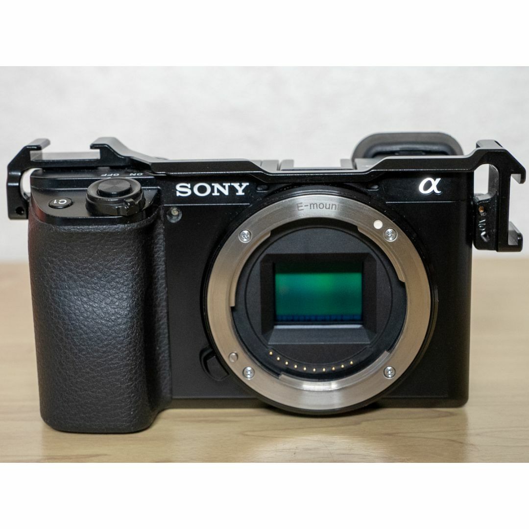 SONY(ソニー)のSONY α6100 ボディ + SmallRig コールドシューマウント スマホ/家電/カメラのカメラ(ミラーレス一眼)の商品写真