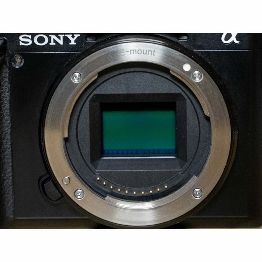 SONY(ソニー)のSONY α6100 ボディ + SmallRig コールドシューマウント スマホ/家電/カメラのカメラ(ミラーレス一眼)の商品写真