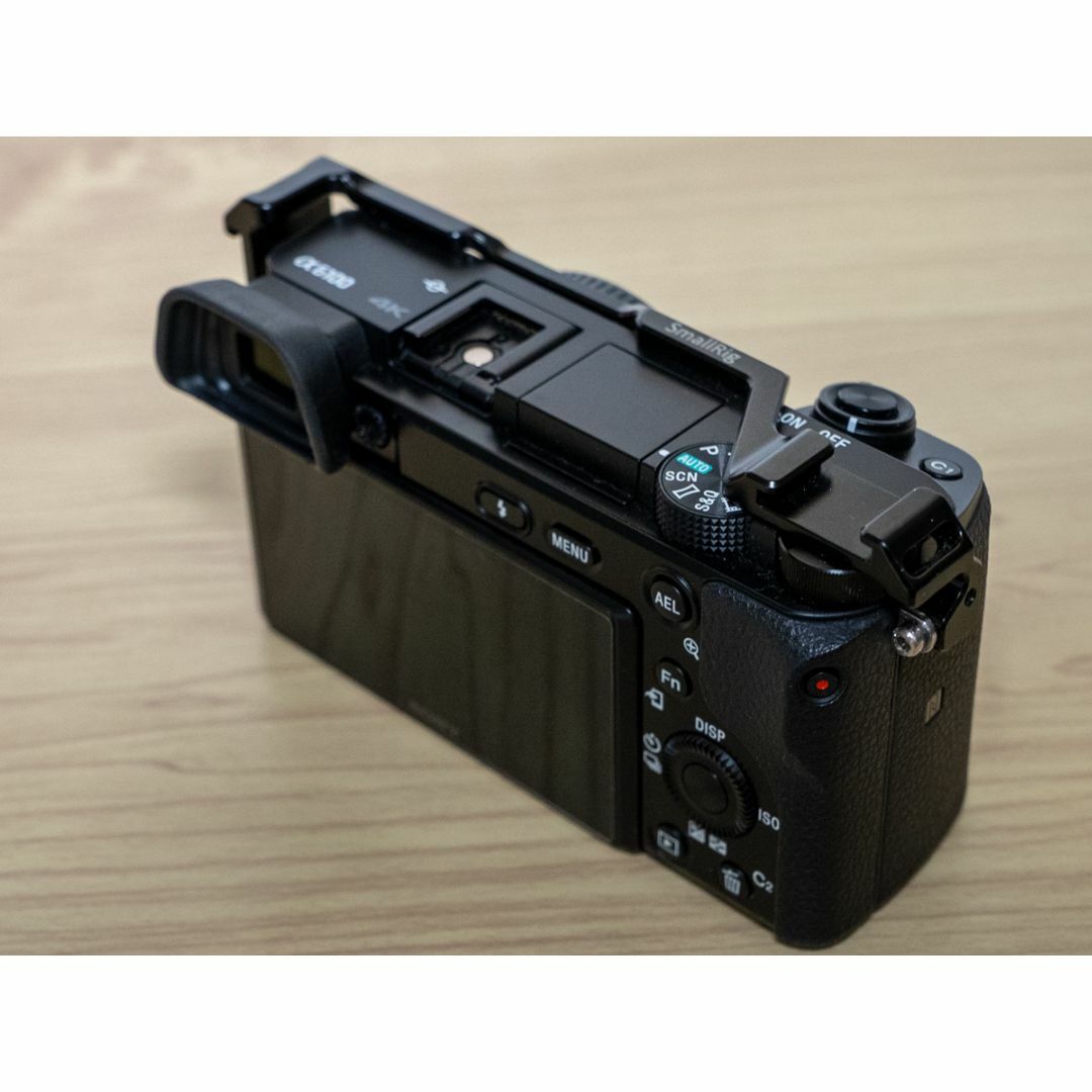 SONY(ソニー)のSONY α6100 ボディ + SmallRig コールドシューマウント スマホ/家電/カメラのカメラ(ミラーレス一眼)の商品写真