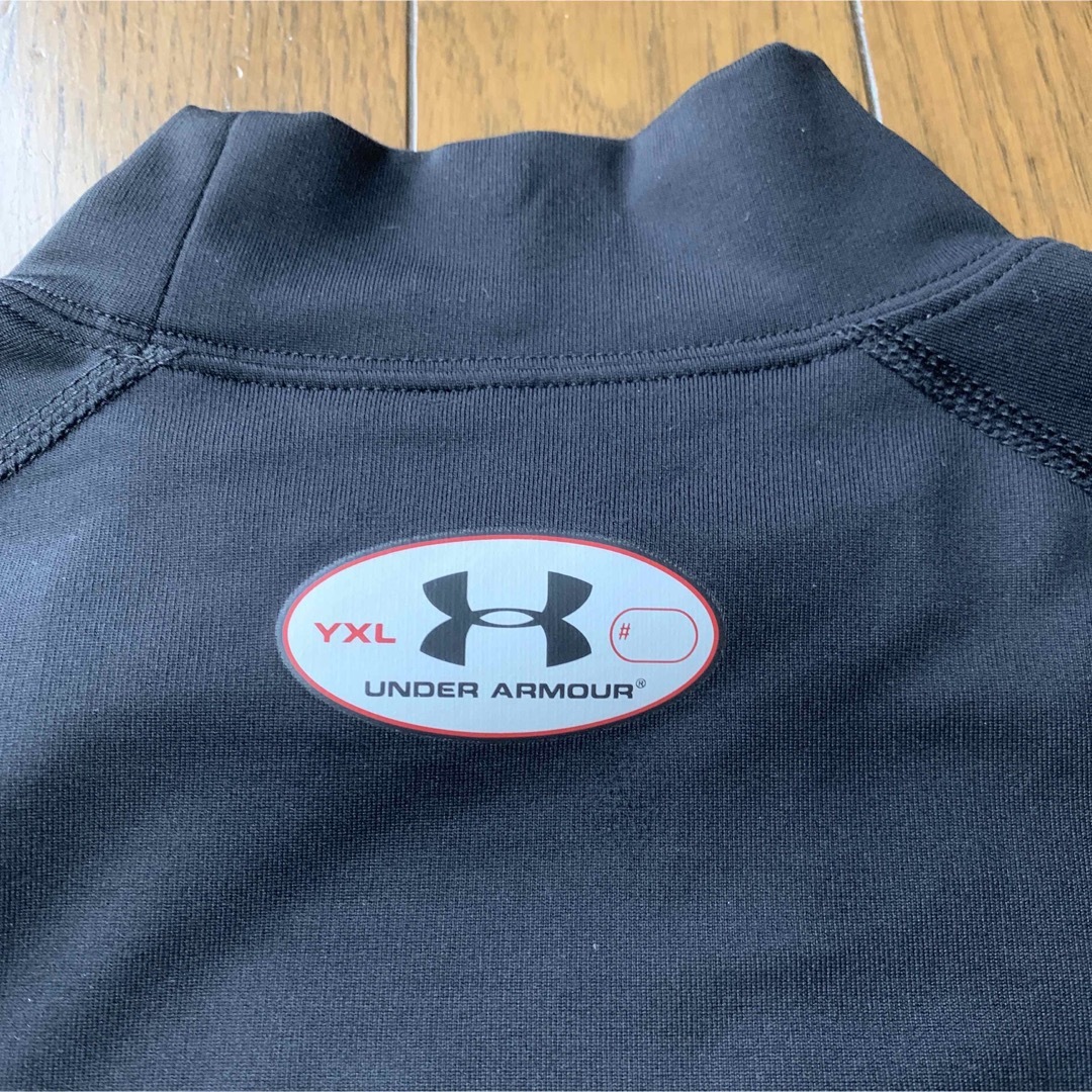 UNDER ARMOUR(アンダーアーマー)のアンダーアーマー★長袖アンダーシャツ★150YXL スポーツ/アウトドアのサッカー/フットサル(ウェア)の商品写真