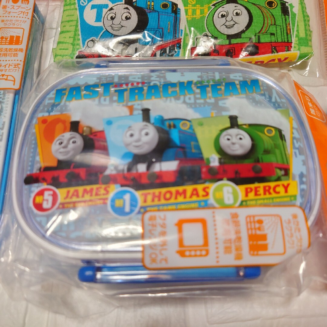 THOMAS(トーマス)の新品　トーマス    お弁当箱  ランチ巾着　プラコップ　引きフタトリオ　セット キッズ/ベビー/マタニティの授乳/お食事用品(その他)の商品写真