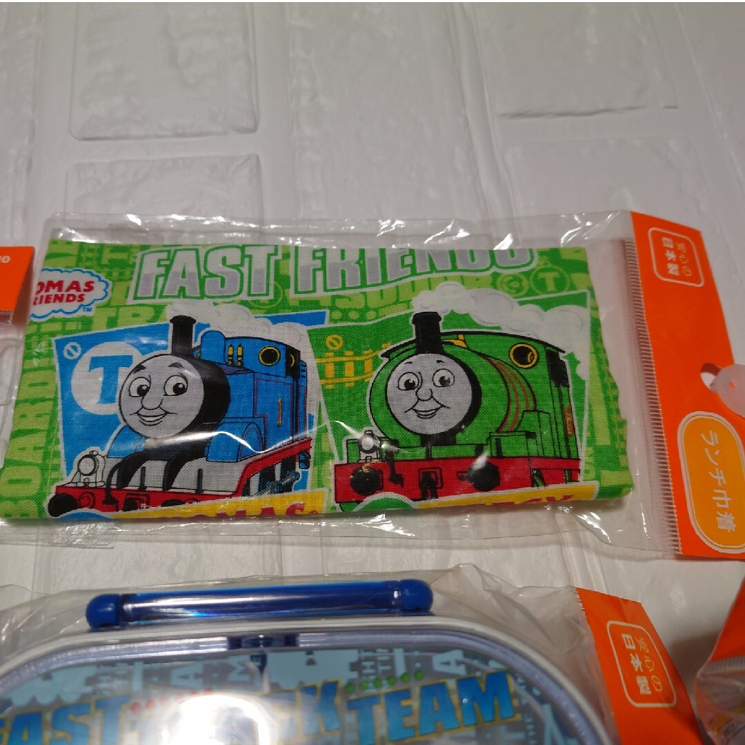 THOMAS(トーマス)の新品　トーマス    お弁当箱  ランチ巾着　プラコップ　引きフタトリオ　セット キッズ/ベビー/マタニティの授乳/お食事用品(その他)の商品写真