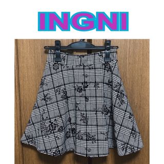 イング(INGNI)のINGNI (イング) タータンチェックお花刺繍?フレアースカート(黒×グレー)(ひざ丈スカート)