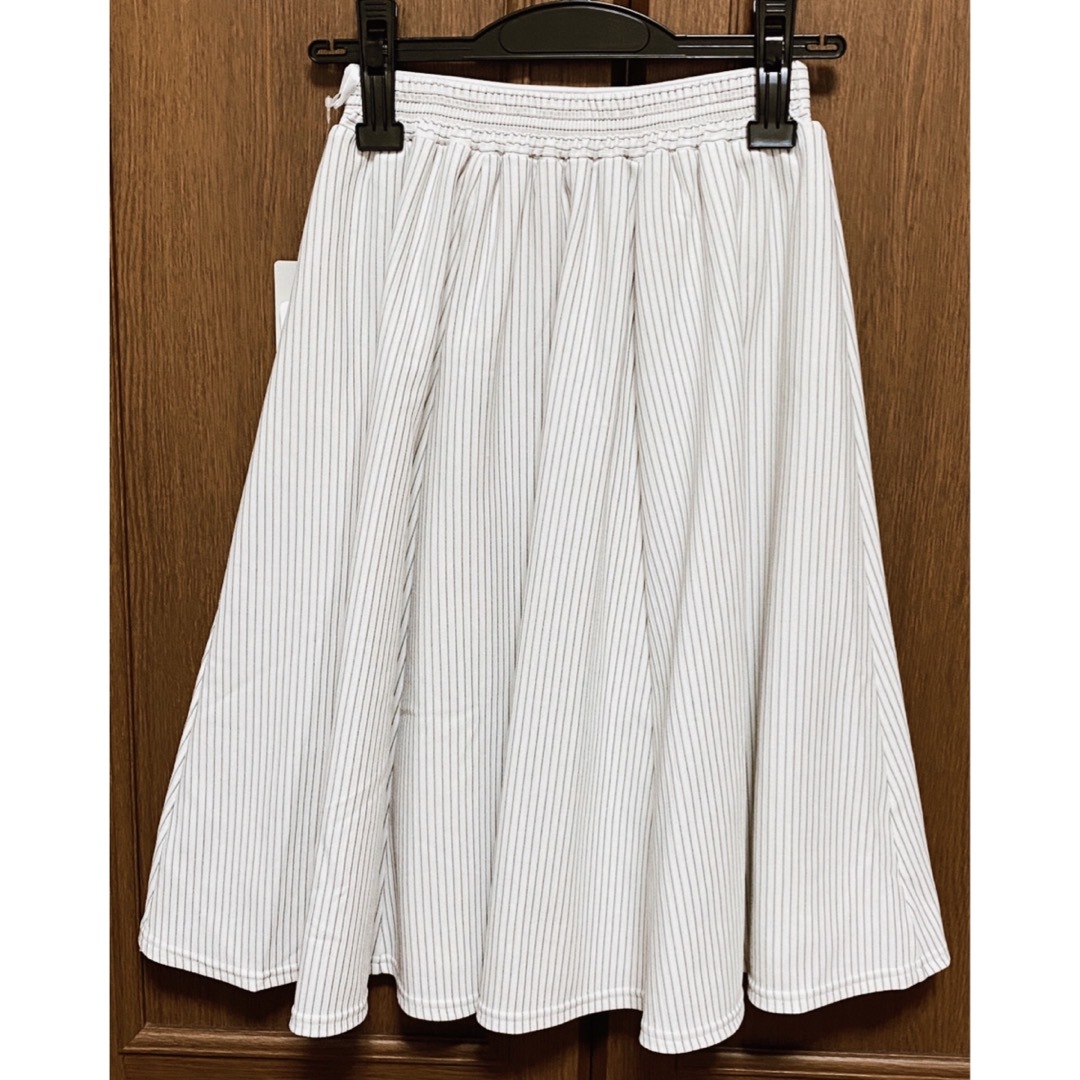 ニッセン(ニッセン)の新品 NISSEN, (ニッセン) ストライプ柄フレアースカート(色 白系) レディースのスカート(ひざ丈スカート)の商品写真