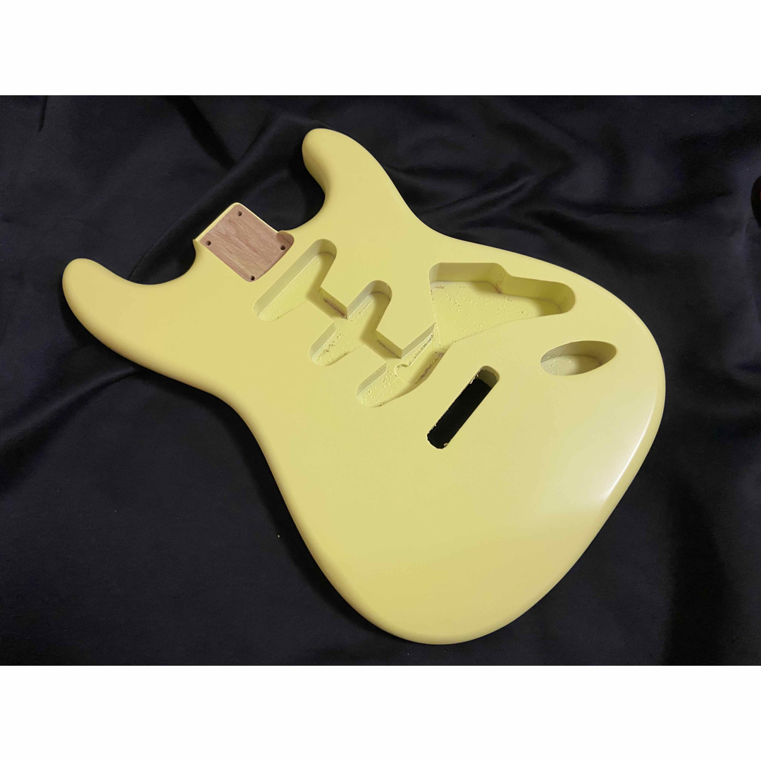 ストラトキャスター ボディ No64 ニトロサテンクリームイエロー塗装アルダー 楽器のギター(パーツ)の商品写真