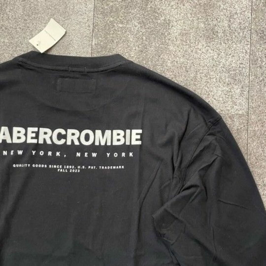 Abercrombie&Fitch(アバクロンビーアンドフィッチ)のアバクロ★メンズ★バックロゴのロングスリーブTOPSブラック★サイズXL メンズのトップス(Tシャツ/カットソー(七分/長袖))の商品写真