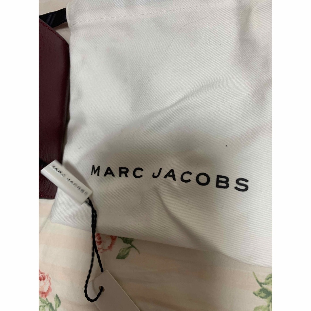 MARC JACOBS(マークジェイコブス)の新品マークジェイコブス二つ折り財布グレーボルドーバイカラーコンパクトウォレット レディースのファッション小物(財布)の商品写真