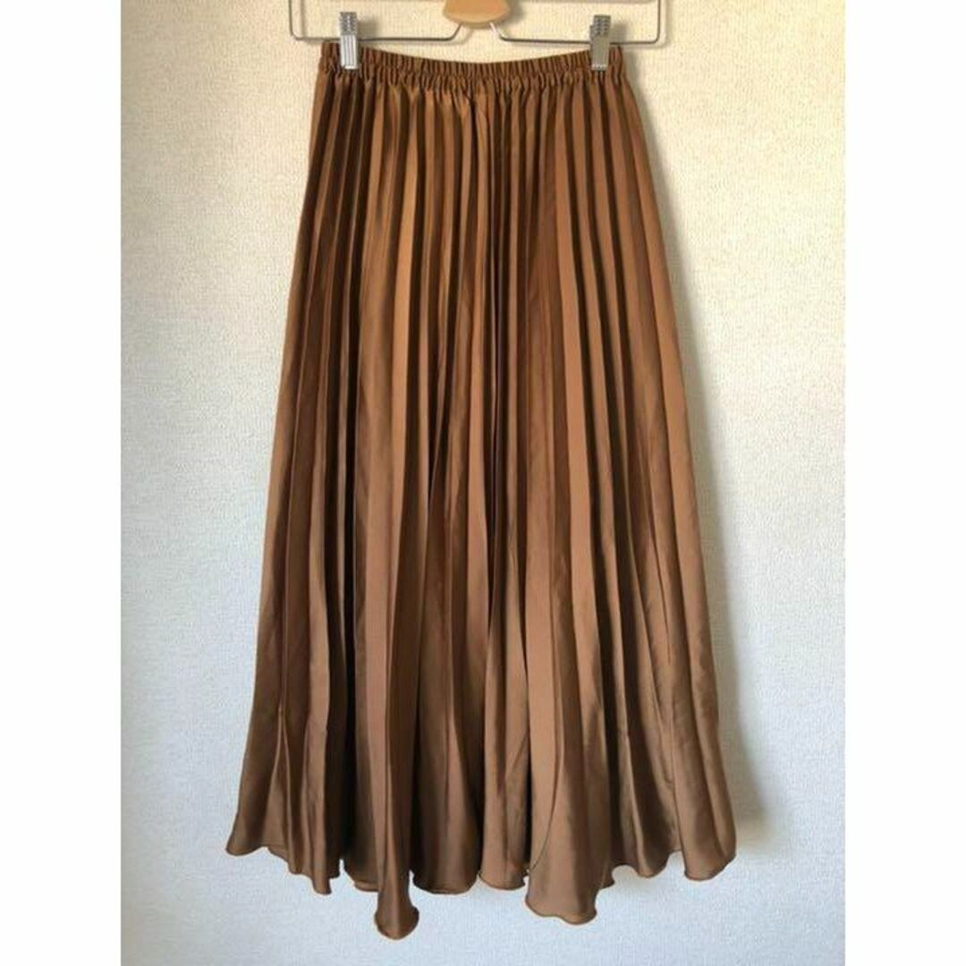 GU(ジーユー)のGU ブラウンサテンプリーツロングスカート レディースのスカート(ロングスカート)の商品写真