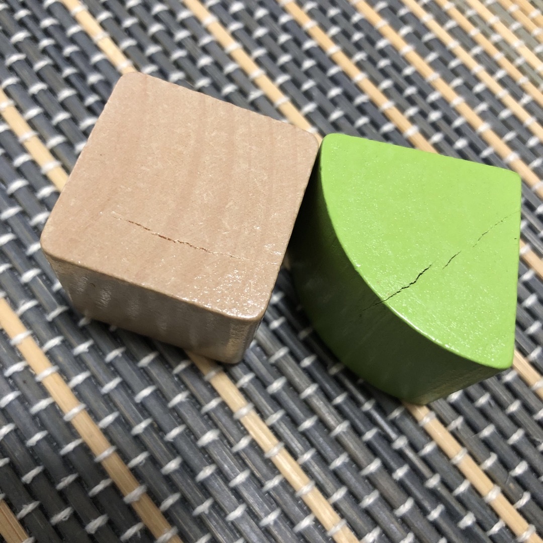 西松屋　つみき50  自然木材　色付きあり　形遊ぶ キッズ/ベビー/マタニティのおもちゃ(積み木/ブロック)の商品写真