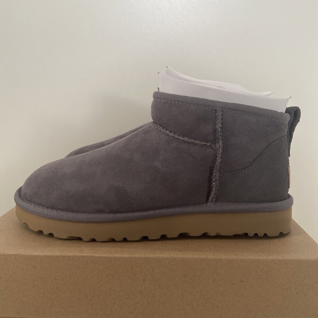 UGG(アグ)の限定レア　新品未使用　UGG クラシックウルトラミニ シェイド　24cm グレー レディースの靴/シューズ(ブーツ)の商品写真