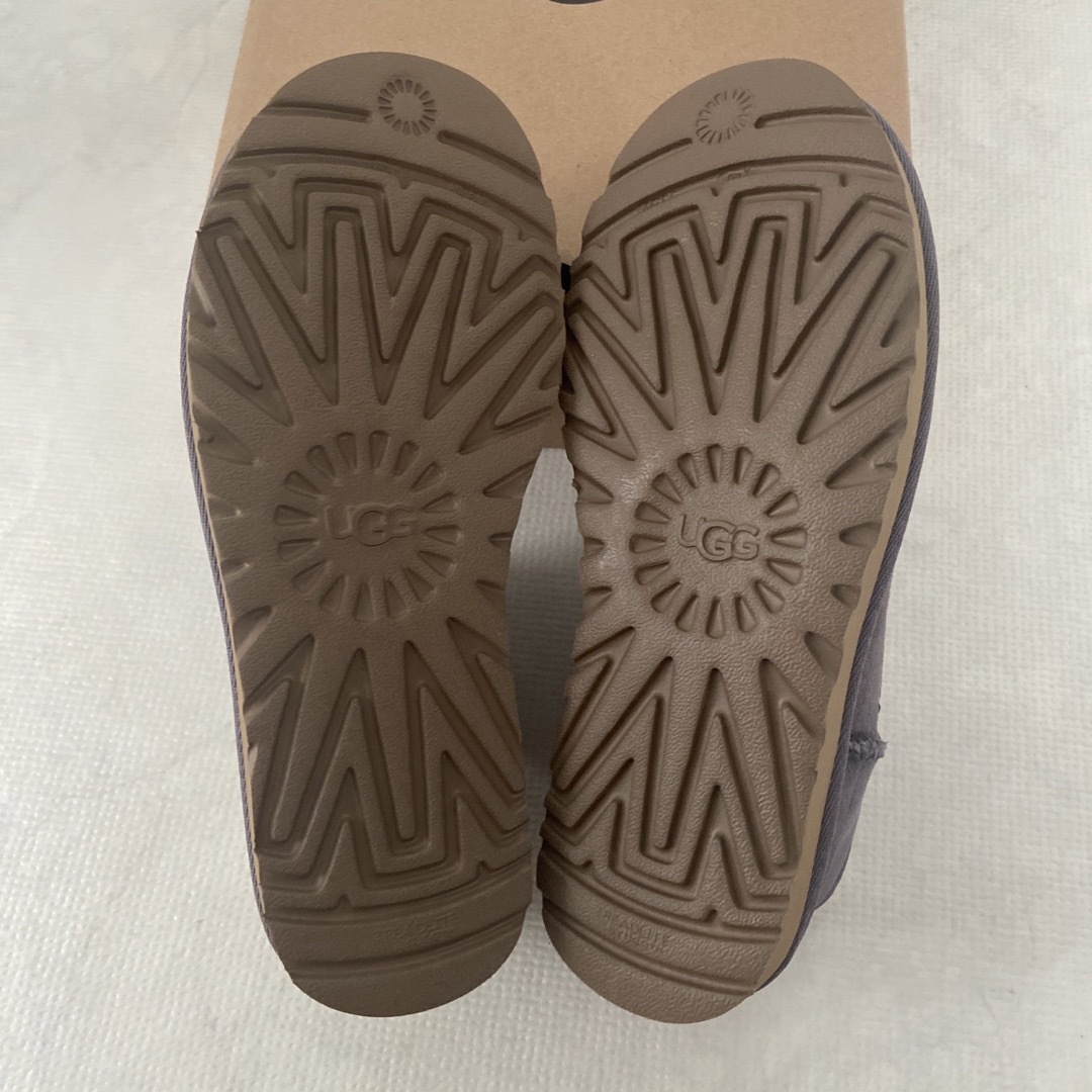 UGG(アグ)の限定レア　新品未使用　UGG クラシックウルトラミニ シェイド　24cm グレー レディースの靴/シューズ(ブーツ)の商品写真