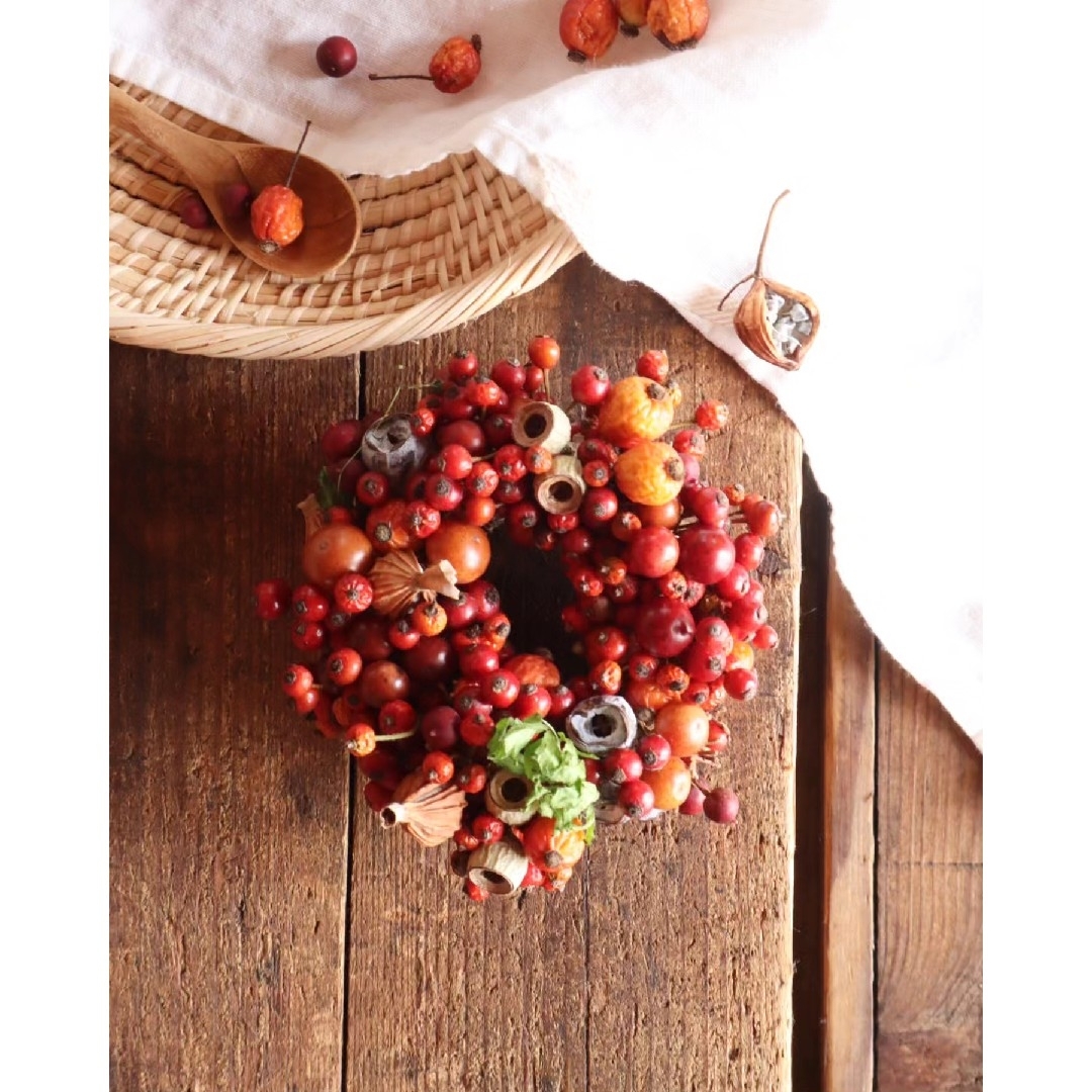 小さな秋ꎺ⠜秋を彩るバラの実のリース　秋めく木の実のリース　秋のインテリアリース ハンドメイドのフラワー/ガーデン(リース)の商品写真
