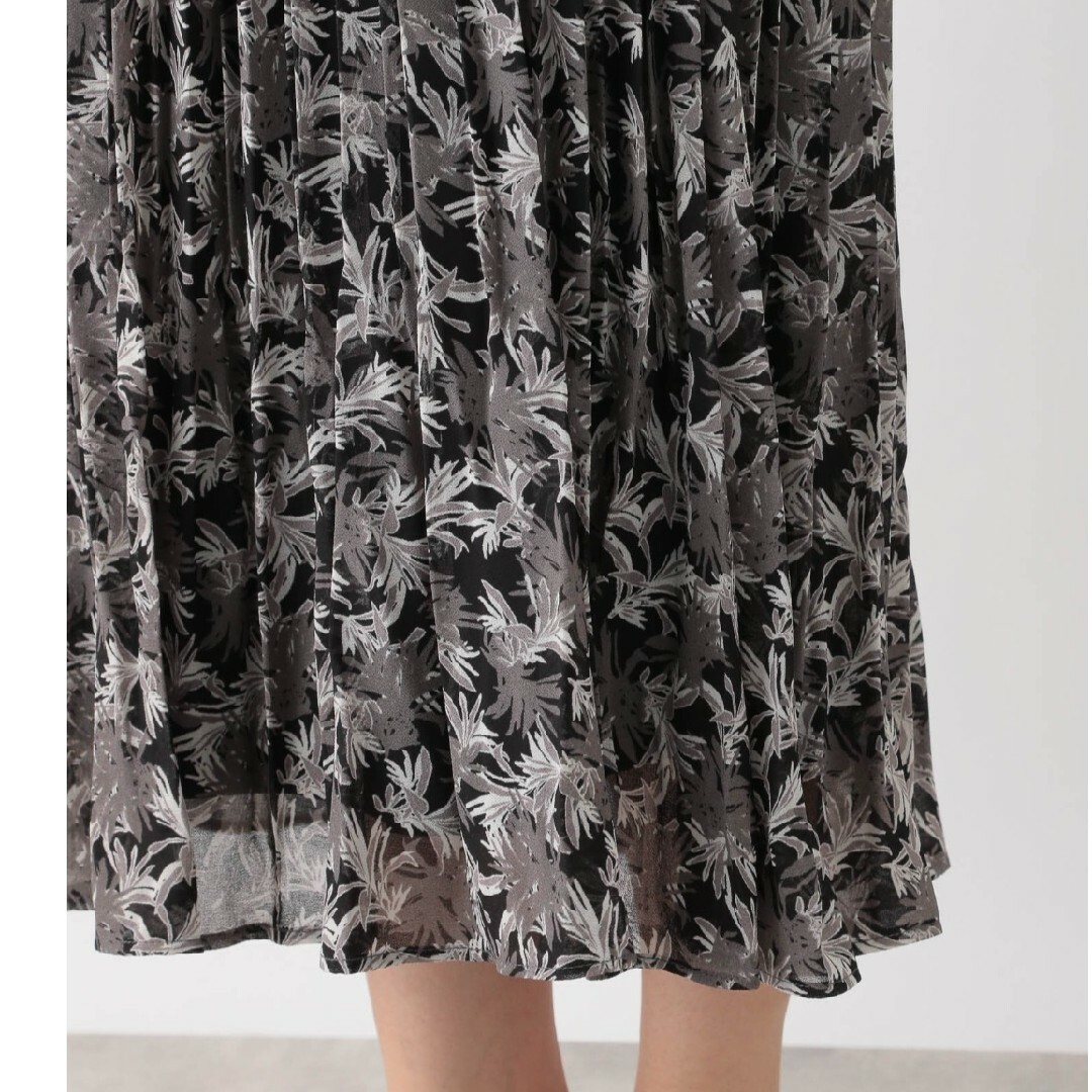 LEPSIM(レプシィム)の新品 レプシィム プリント プリーツ ロングスカート 花柄（黒系） レディースのスカート(ロングスカート)の商品写真