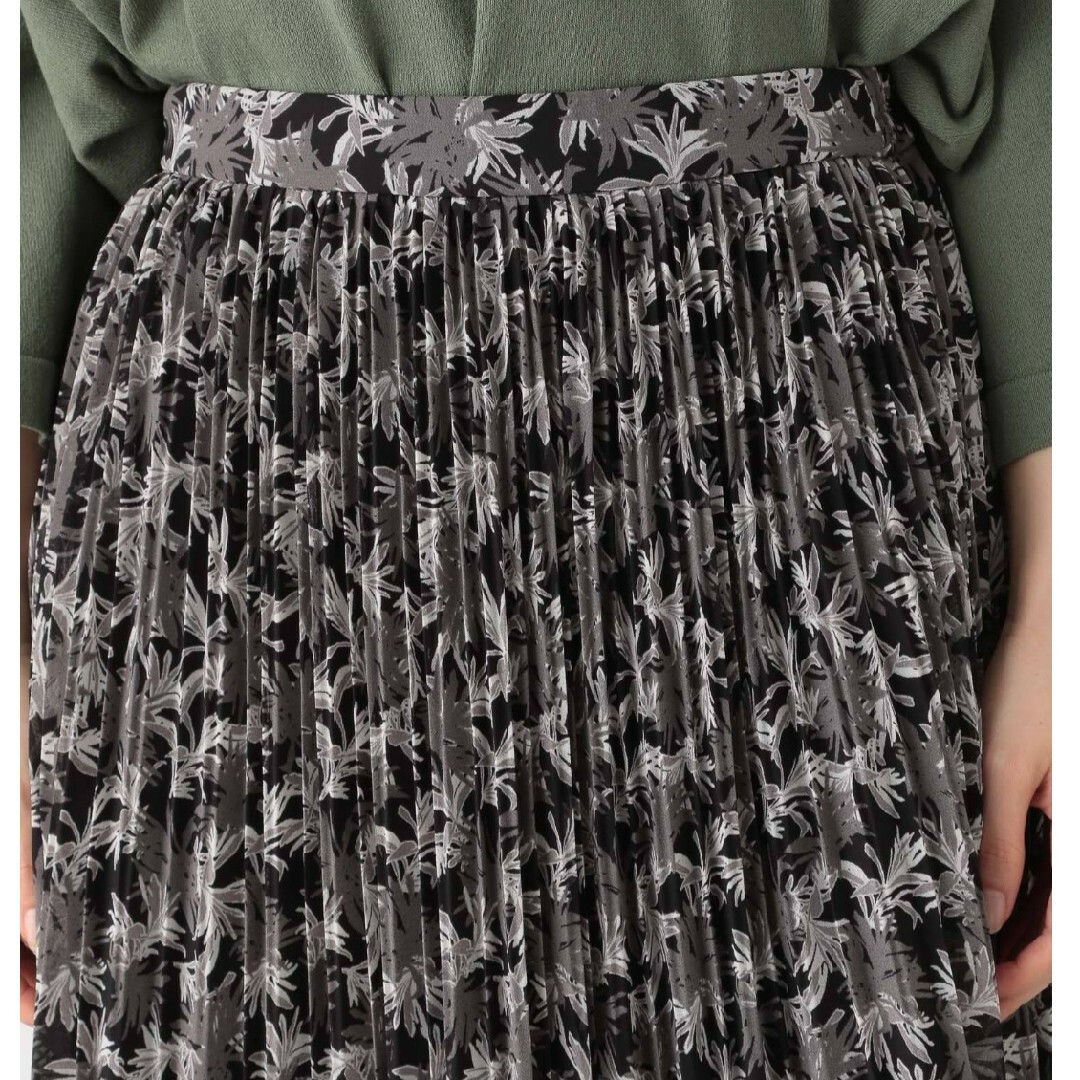 LEPSIM(レプシィム)の新品 レプシィム プリント プリーツ ロングスカート 花柄（黒系） レディースのスカート(ロングスカート)の商品写真