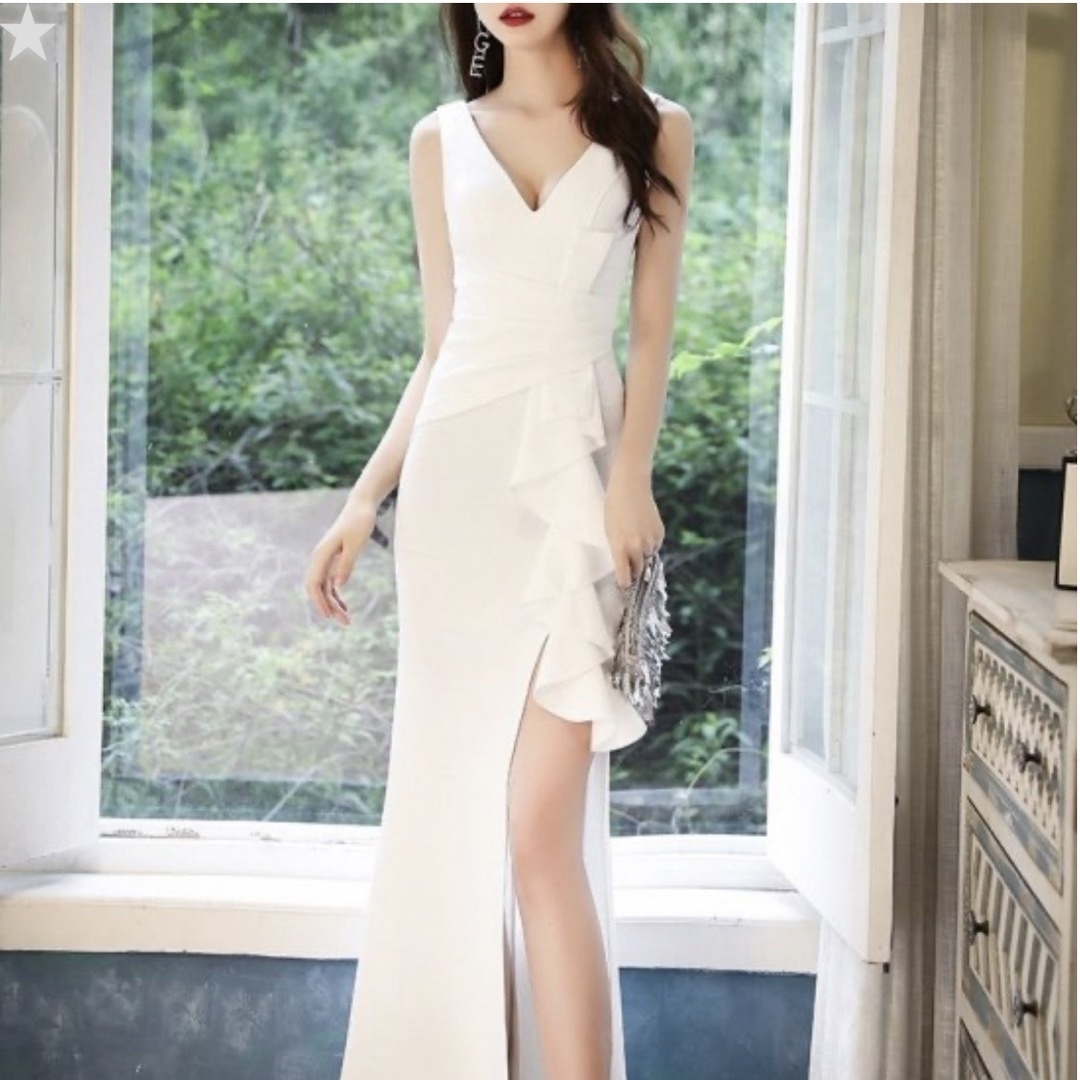 白ドレス ボリューミーなアシメフリルのマキシ丈ノースリーブタイトドレス
