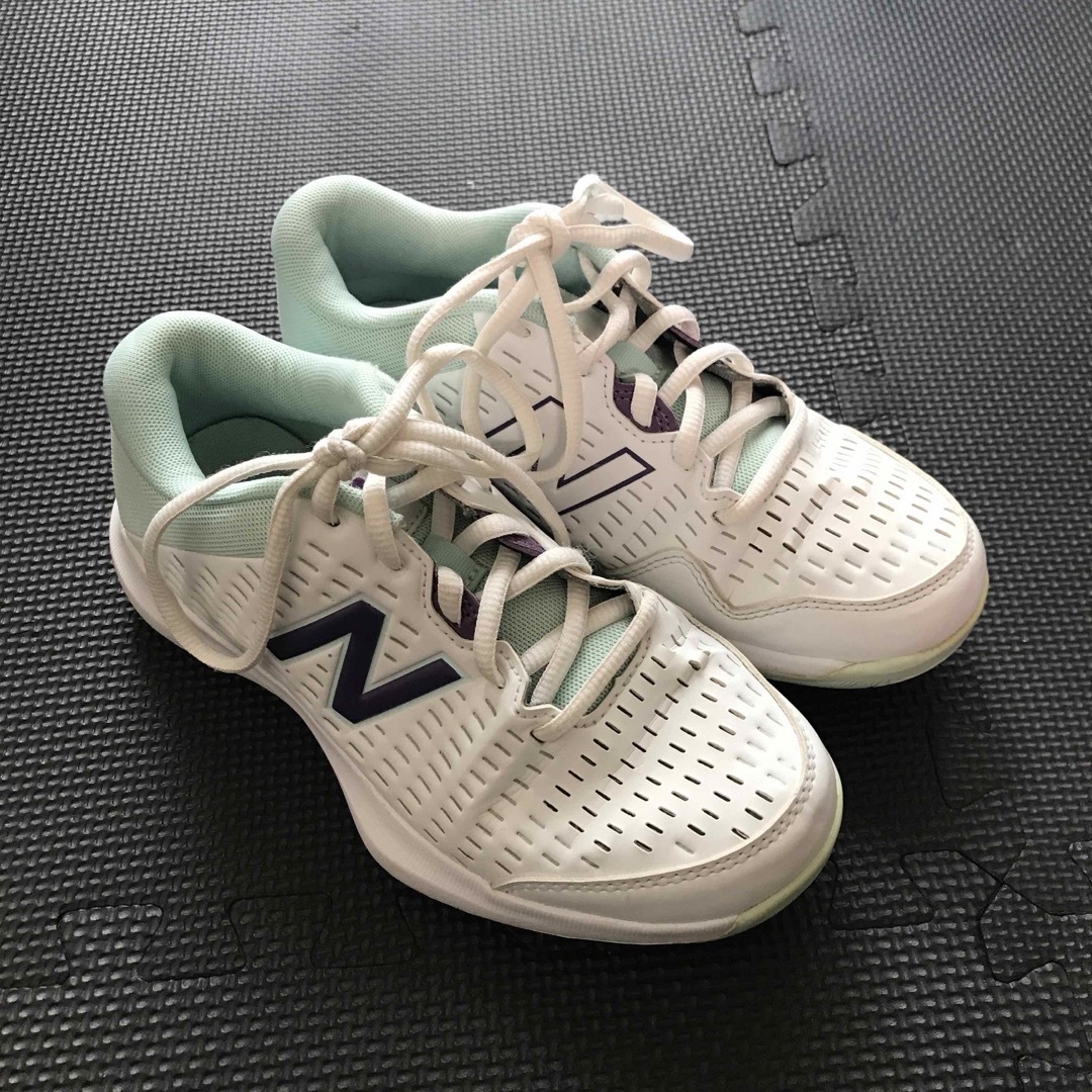 New Balance(ニューバランス)のニューバランス　テニスシューズ　22cm スポーツ/アウトドアのテニス(シューズ)の商品写真