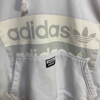 adidas アディダスネオ　ビッグプリントプルオーバーパーカー　トライアングル