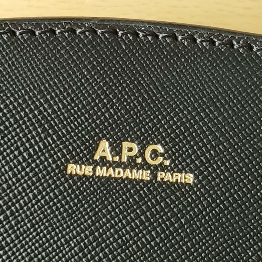 A.P.C - タグ付き新品未使用 A.P.C. ハーフムーンショルダーバッグ