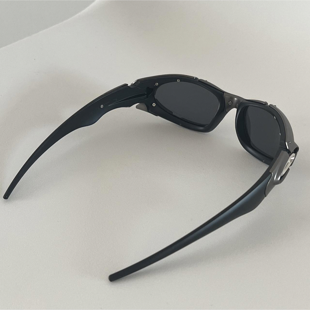 新品 OAKLEY プレート ブラック　シルバー グレー