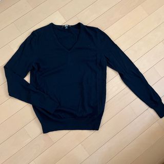 ユニクロ(UNIQLO)のユニクロ　Ｖネック　薄手ニット　M ネイビー　スクール向け(ニット/セーター)