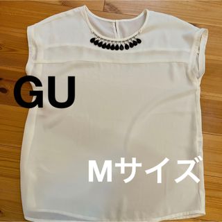 ジーユー(GU)のGU  首元チャーム付きカットソー　Mサイズ　レディース(カットソー(半袖/袖なし))